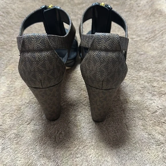 1 Michael Kors, two-tone, zip heels
BLACK FRIDAY DEALS CHECK OUT MY CLOSET - Picture 4 of 8